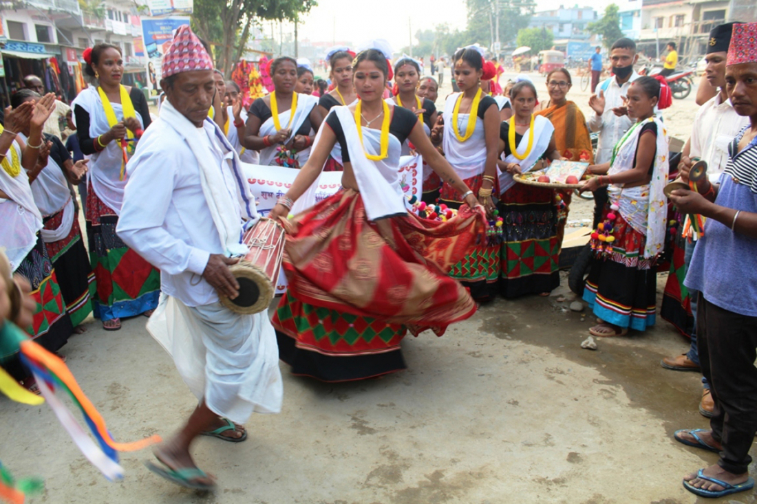 थारु समुदायका युवा युवती देउसी भैली कार्यक्रमका अवसरमा झुम्रा नृत्य देखाउदै।
