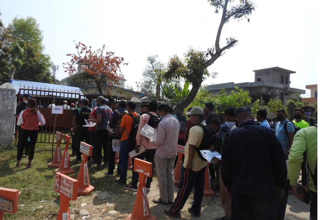 आगामी वैशाखमा हुने स्थानीय तहका निर्वाचनका लागि सरकारले म्यादी प्रहरी भर्ना आवदेन खुलाएसँगै जिल्ला प्रहरी कार्यालय कञ्चनपुरमा आवेदन दिन पुगेका युवाको भीड । 