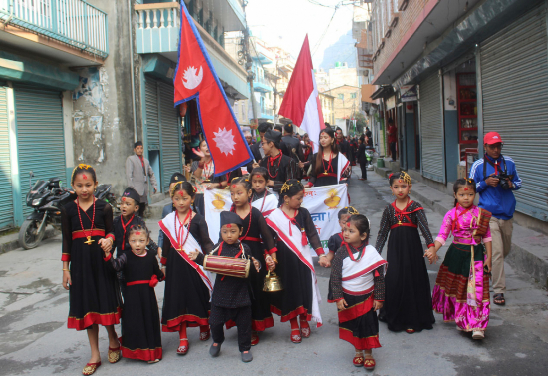 नेपाल सम्वत् ११४५ को अवसरमा शनिबार बेनीमा नेपाल भाषा मङ्का खःल म्याग्दीले आयोजना गरेको झाँकी सहितको र्‍यालीमा मौलिक पोषाकमा सजिएका नेवार समुदाय।