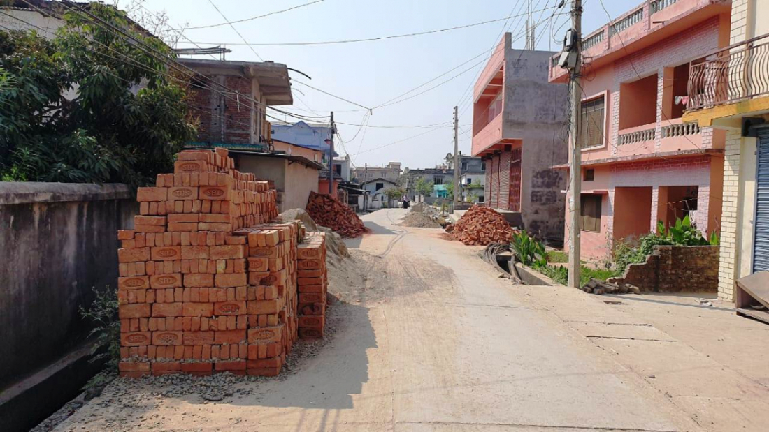 सुदूरपश्चिम प्रदेशको अस्थायी राजधानी र प्रदेशको एक मात्र उपमहानगरपालिका धनगढीमा जग्गा धनी तथा घरधनीहरुको मनपरी र उपमहानगरपालिकाको लापरवाहीका कारण राजधानीवासीले हैरानी खेप्नुपरिरहेको छ। 