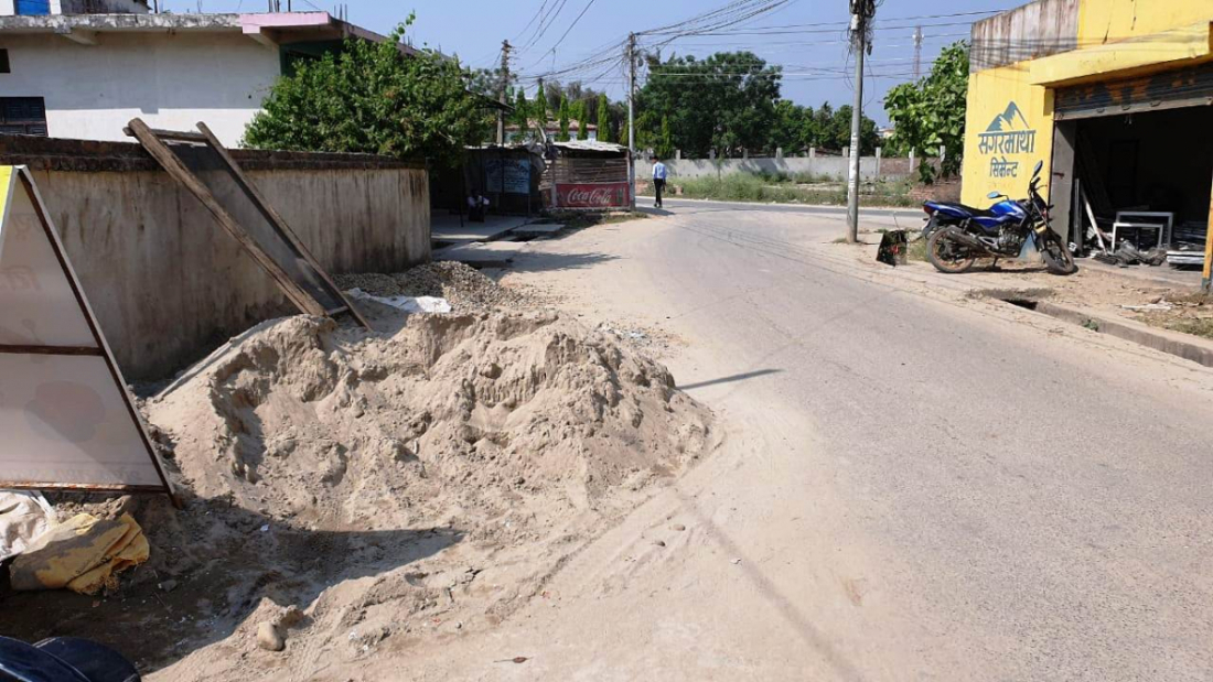 जथाभावी घर निर्माणका सामग्री बीच सडकमा राख्दा हैरानी खेप्नुपरिरहे गुनासो गरिएको छ। 