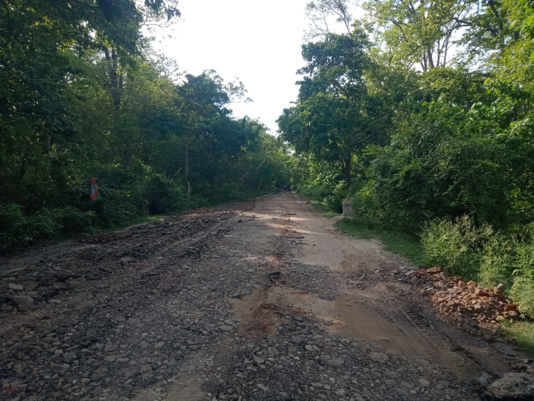  कञ्चनपुरसँग सीमाना जोडिएको गौरीफन्टादेखि भारतको वनगाउँसम्म भत्किएको सडक पुनः निर्माणको काम जारी छ।