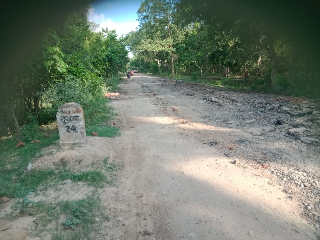  धनगढीः नेपाल भारत सीमा क्षेत्रमा रहेको गौरीफन्टा–वन गाउँ सडक पुनः निर्माण हुँदैछ। 