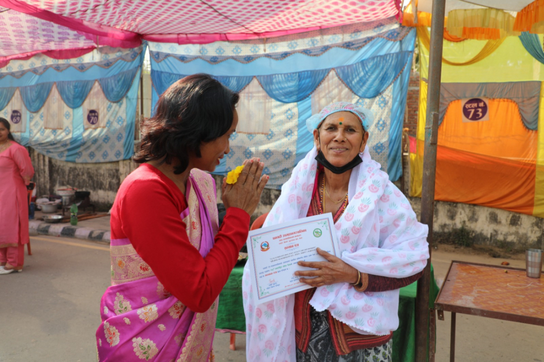  धनगढी उपमहानगरपालिकाले सञ्चालन गरेको शनिवारीय महिला उद्यम मेलामा स्टल सञ्चालन गरेका महिलाहरूलाई सम्मान गरिएको हो।