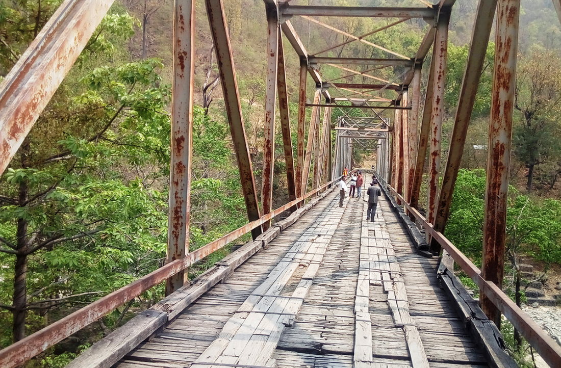 काठे पुलको भारवहन क्षमता १० टन मात्रै भए पनि त्योभन्दा बढी तौलका सामान लोड गरिएका ट्रक तथा अन्य साधन ओहोरदोहोर गर्दा काठेपुल जोखीममा पर्दै गएको थियो ।