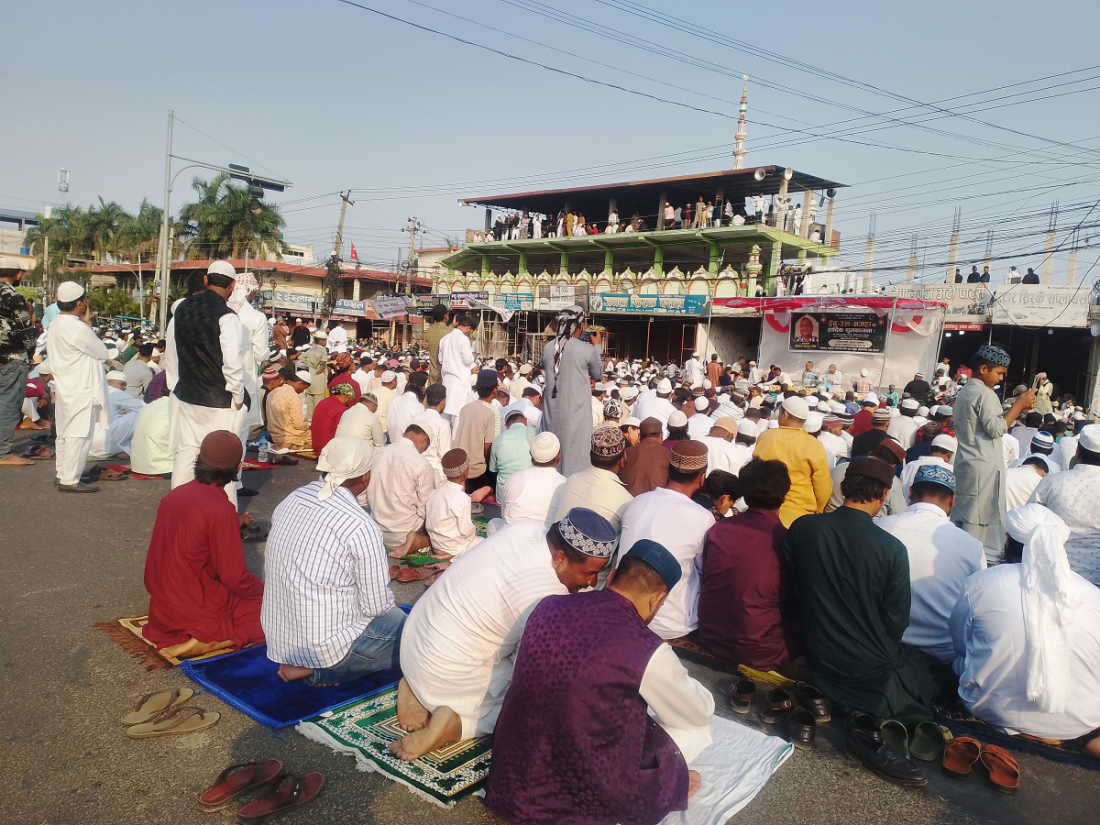 बकरी इदमा नमाज पढ्दै