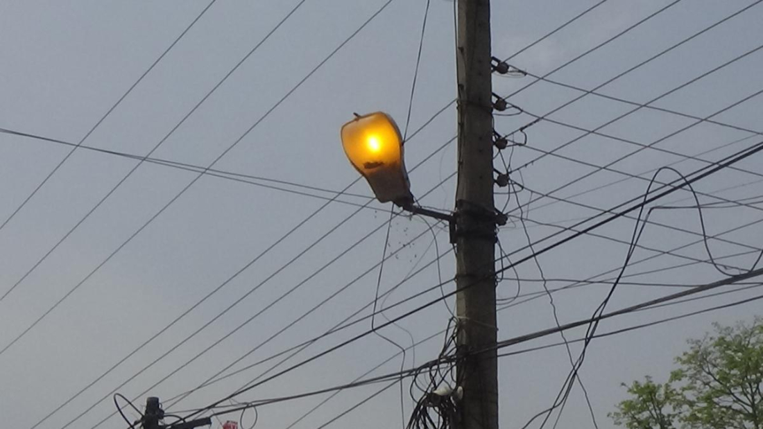 धनगढी उप–महानगरपालिकाको ट्राफीक चौराहमा रातिमा उज्यालाकालागि राखिएका वत्ति दिनभरि बलिरहेको छ । ट्राफीक चौराहमा विद्युतको पोलमा झुण्डाएर सडक वत्तिका बल्ब राखीएको छ तर उत्त वत्ति दिनभर बलिरहेको हुन्छ । 