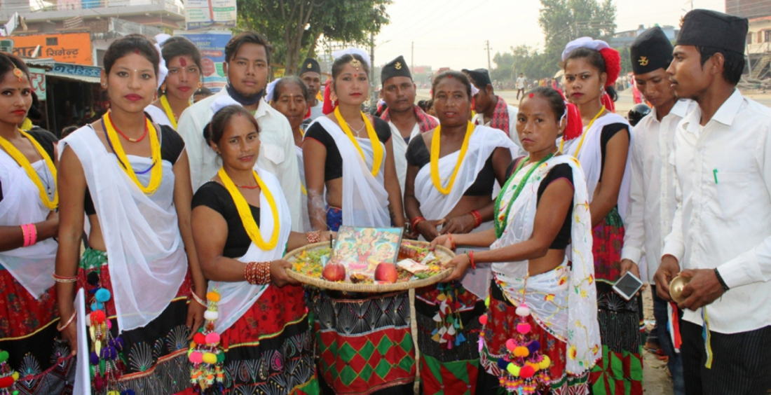 कञ्चनपुरको शुक्लाफाँटा नगरपालिका १० का थारु समुदायका युवा युवती देउसी भैली कार्यक्रमका अवसरमा संकलित रकमसहित । यहाँका बजार र ग्रामीण क्षेत्रमा देउसीभैली खेल्ने रौनकता छाएको छ। तस्वीर : राजेन्द्रप्रसाद पनेरु
