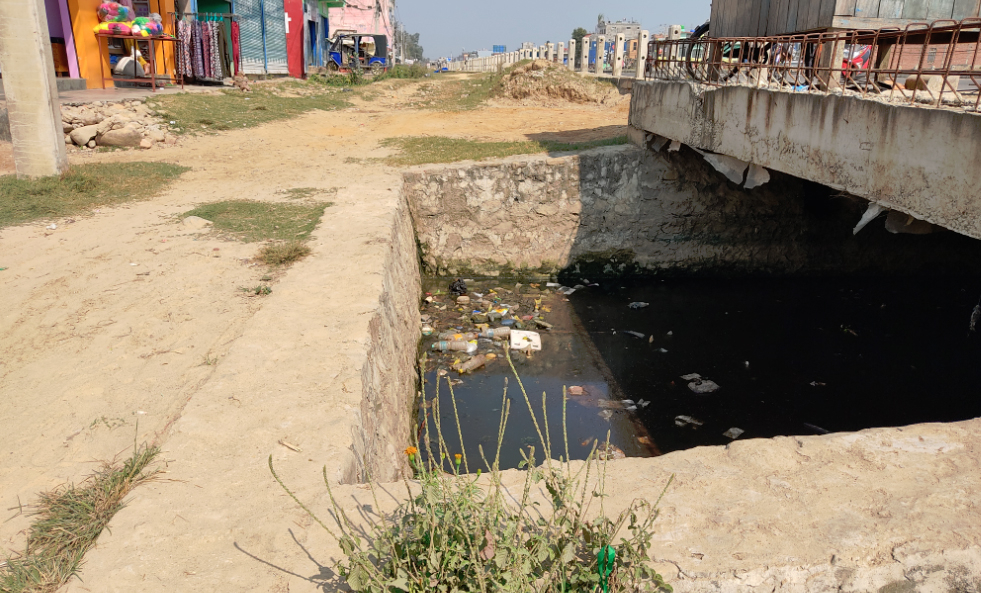 धनगढीको मोहनापुल अत्तरिया ६ लेन सडकमा निर्माण गरिएका कल्भर्टका कारण दुर्घटनाको जोखिम बढेको छ । घर र पसल अगाडीका कल्भर्ट खुल्ला छोडिएपछि दुर्घटना हुने जोखिम बढेको हो । 